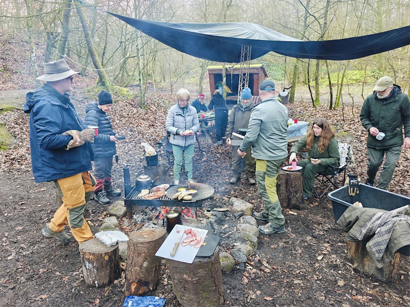 shelterliv bålmad hygge fællesskab Et døgn i lejren med Vingesus Events